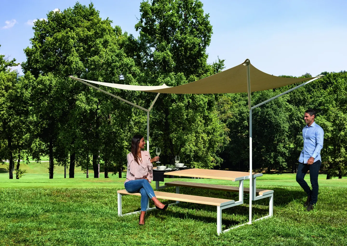 Ventiquattrore.h24 picnic table with Miami sun shade in a garden