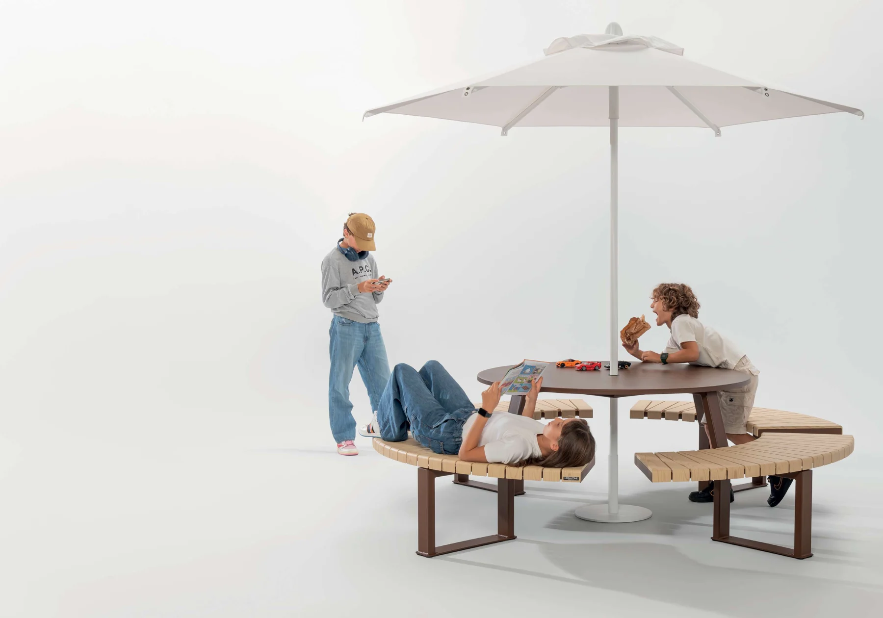 Liberty.080 picnic table with integrated seating and parasol